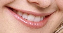 Wir helfen Ihnen zu einem strahlenden Lächeln Wir helfen Ihnen zu einem strahlenden Lächeln